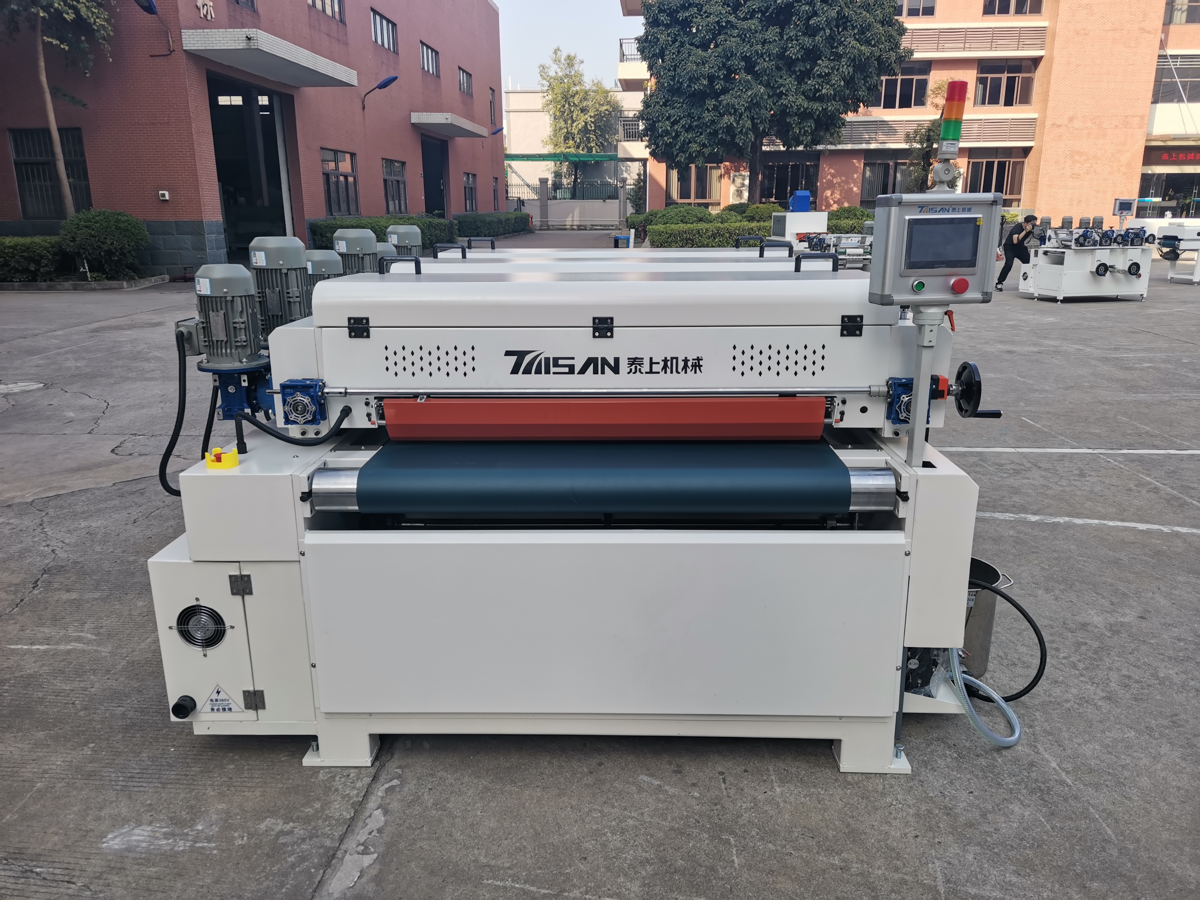 Installation and commissioning of the curtain coating machine